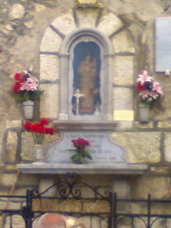 un scuplteur qui travaille devant une statuette de la Madonne, uno scultore che lavora davanti alla Madonna 